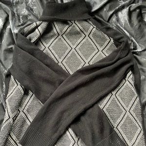 𝐓𝐡𝐫𝐢𝐟𝐭𝐞𝐝 𝐛𝐥𝐚𝐜𝐤 𝐚𝐧𝐝 𝐰𝐡𝐢𝐭𝐞 𝐬𝐰𝐞𝐚𝐭𝐞𝐫.